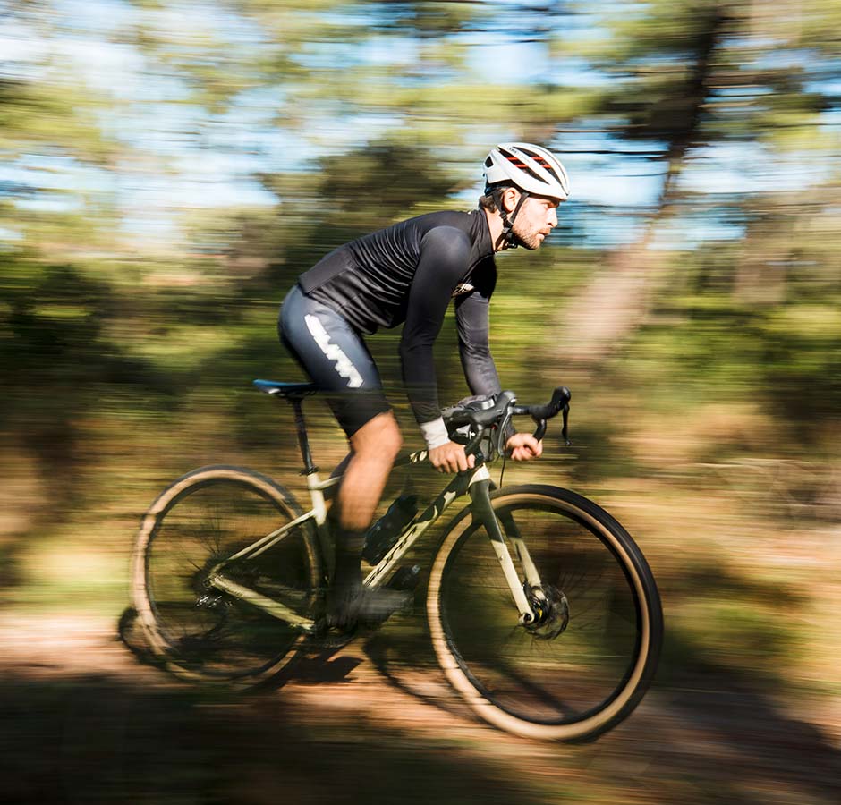 Vélo gravel dans une forêt