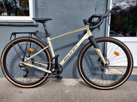 Vélo gravel Sunn devant Prestacycles à Lyon