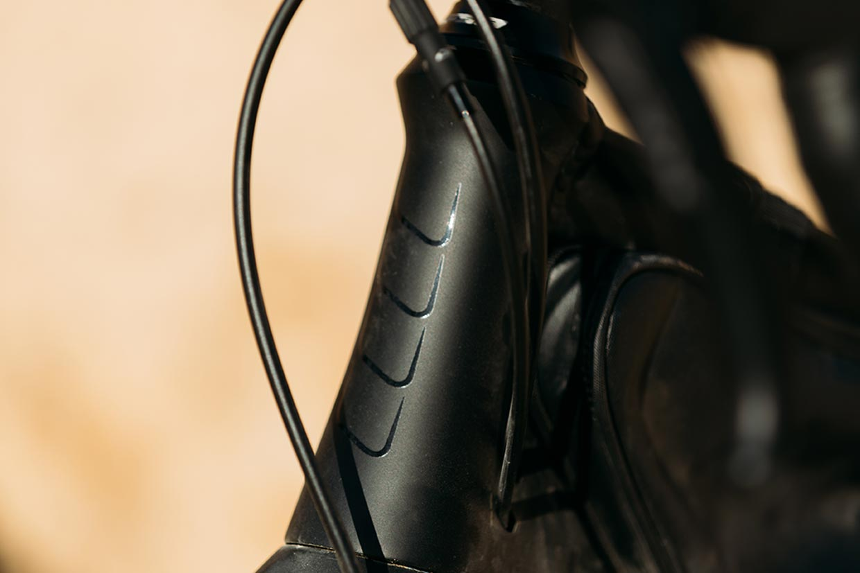 détail douille direction vélo gravel noir