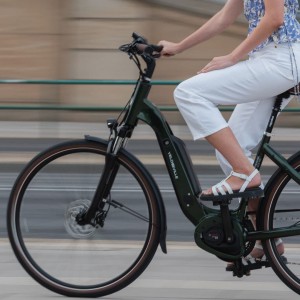 vélo électrique conduit par une femme en ville