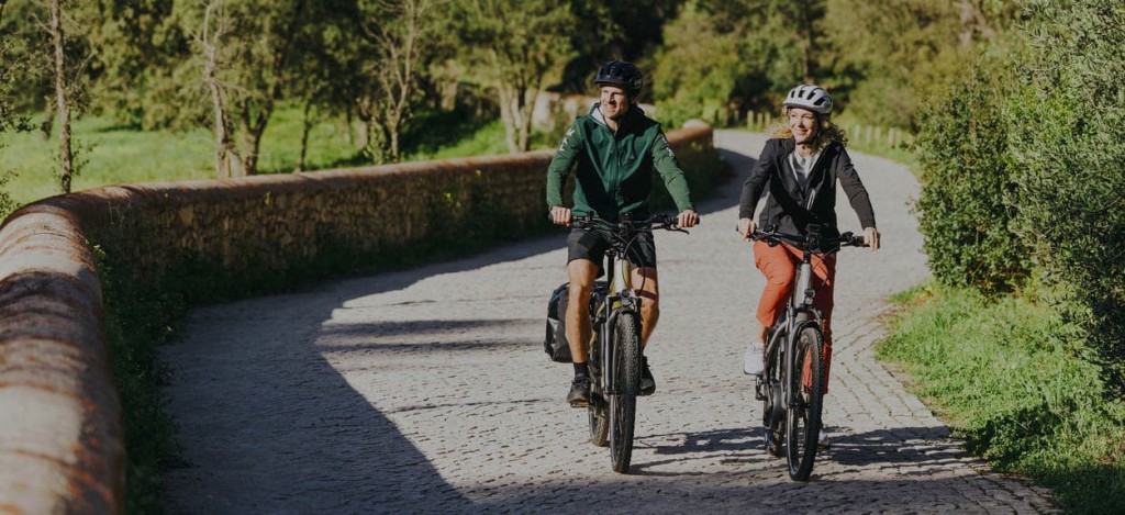 deux cyclistes en promenade qui circulent sur des vélos assistances électriques