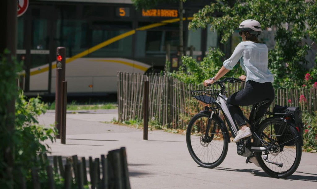 femme qui pédale avec un vélo assistance électrique