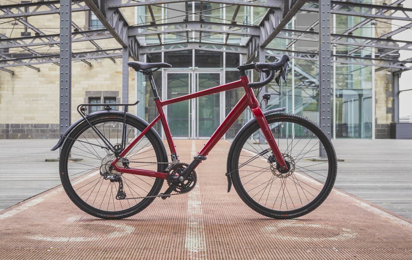 Vélo gravel équipé pour la ville et la campagne, garde boue porte bagage béquille et lumiere