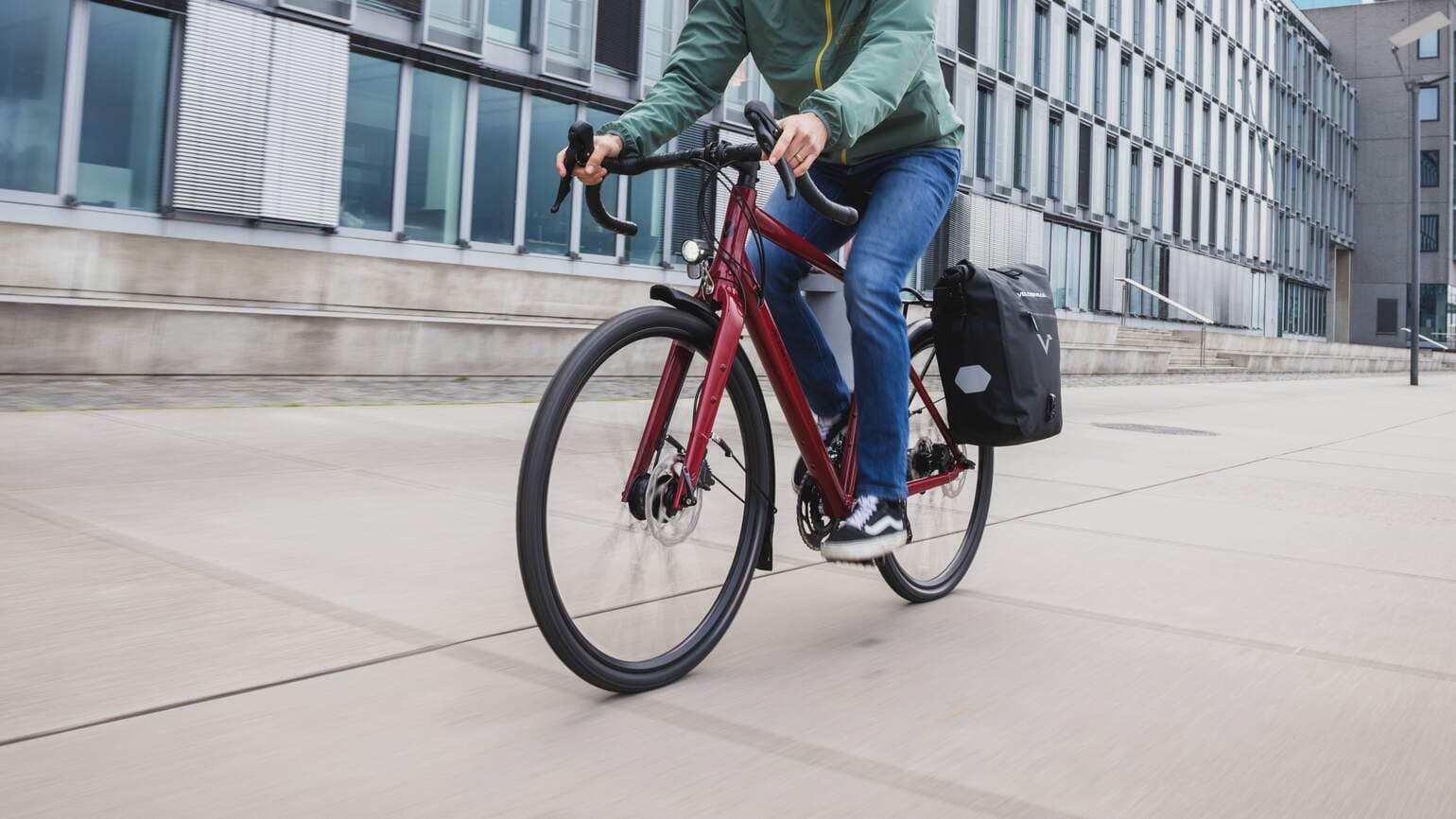 Vélo gravel équipé pour la ville et la campagne, garde boue porte bagage béquille et lumiere
