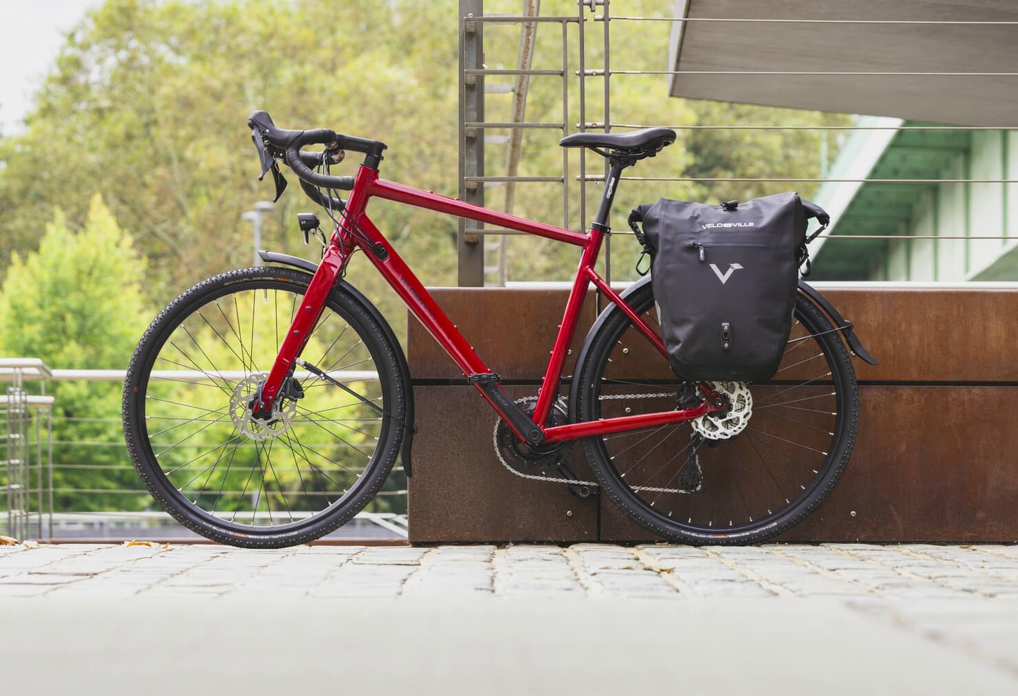 Vélo gravel équipé pour la ville et la campagne, garde boue porte bagage béquille et lumiere