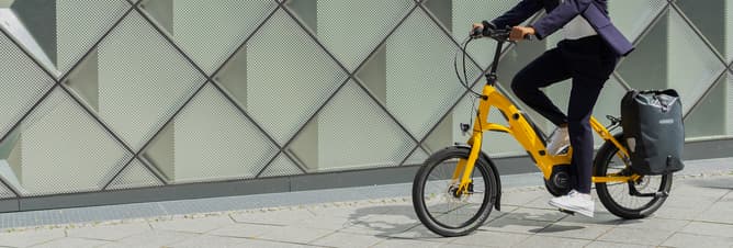 Cycliste qui se déplace avec un vélo pliant compact