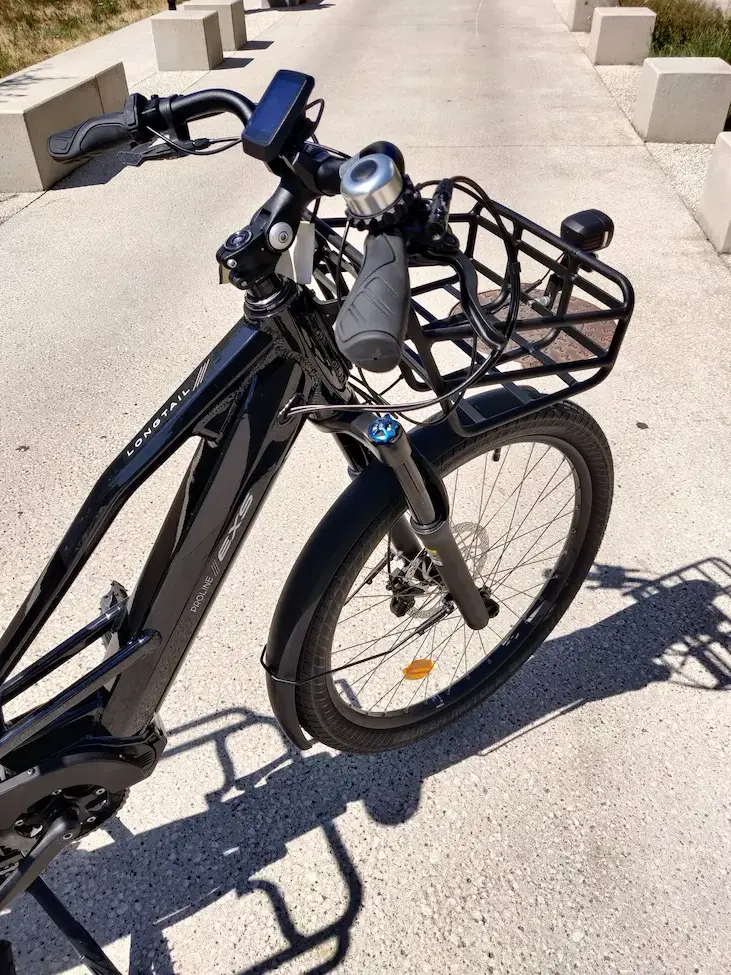 vélo cargo longtail éléectrique EXS Proline détail panier avant et poste de conduite