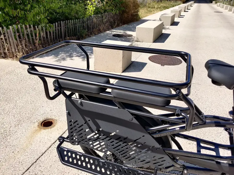 vélo cargo longtail éléectrique EXS Proline détail sigèges enfants et monkey bars