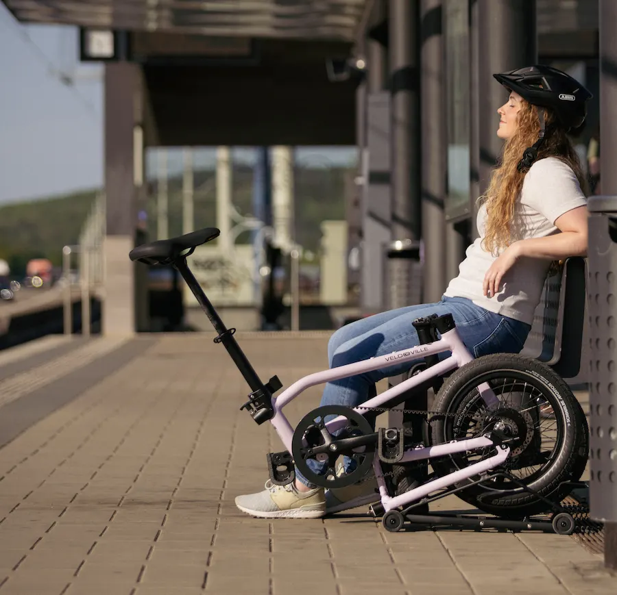 Vélo pliant Foldy plié sur un quai de gare